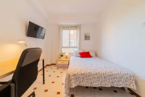 Habitación en calle de Ángel Villena, 30