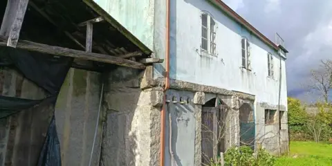 Casa rústica en calle Aldea Covaiño Lira