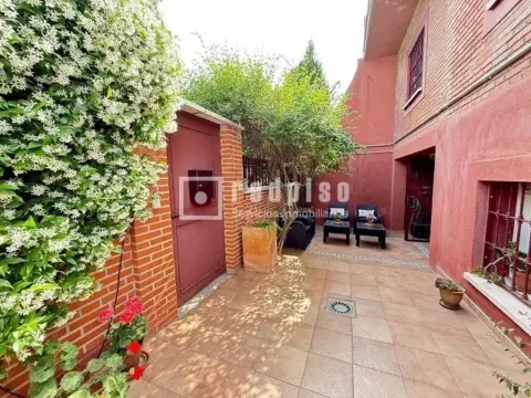 Chalet en calle de los Lirios