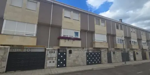 Chalet adosado en calle de los Robles