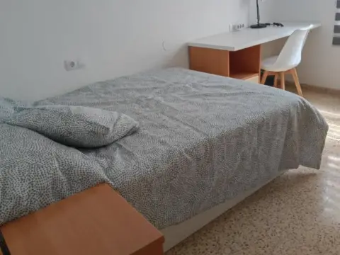 Habitación en Zona Plaça de la Concòrdia