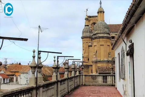 Edificio en calle Reyes Católicos