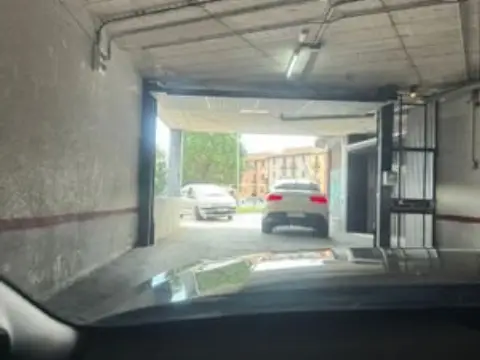 Garaje en calle de Macondo