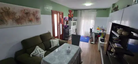 Chalet adosado en calle Girasol