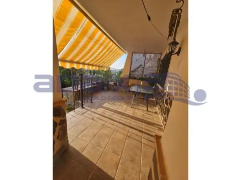 Casa pareada en calle Amapola