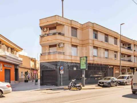 Local comercial en Los Montesinos
