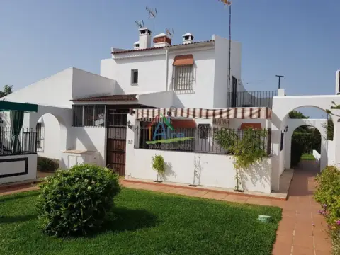 Casa adosada en Urbanización los Girasoles