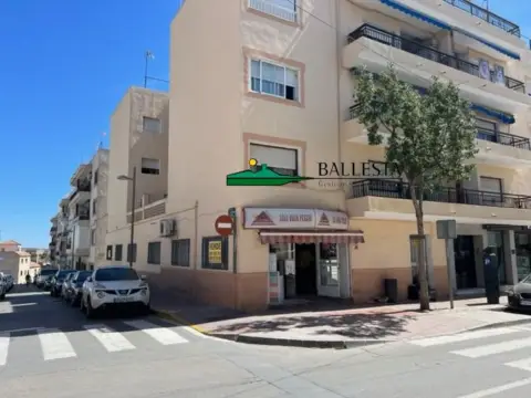 Local comercial en Avenida de Guillermo Reyna
