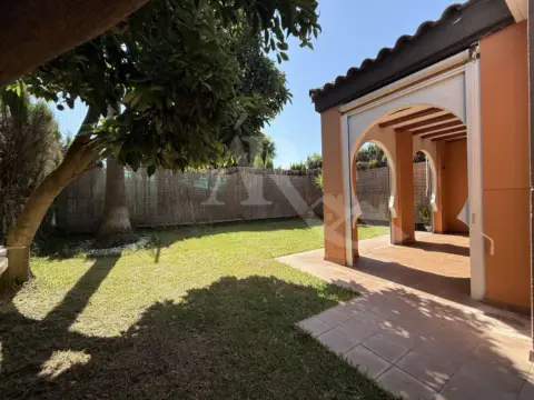 Chalet pareado en calle Fraternidad, 8