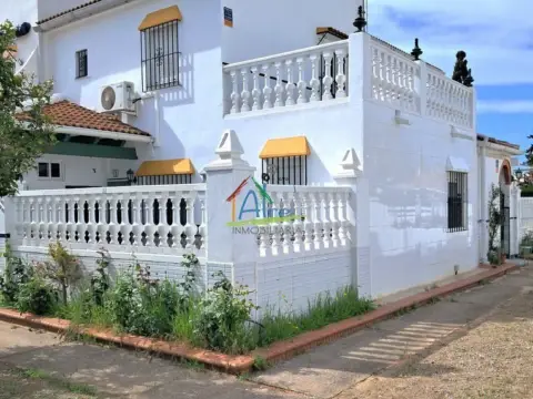 Casa adosada en Urbanización los Tulipanes