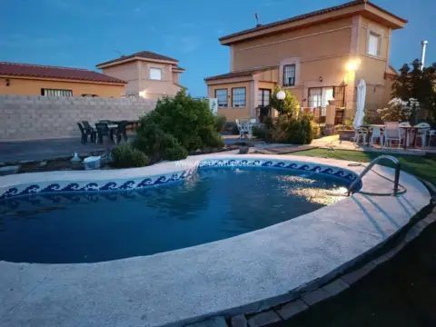 Chalet en Urbanización Kiem