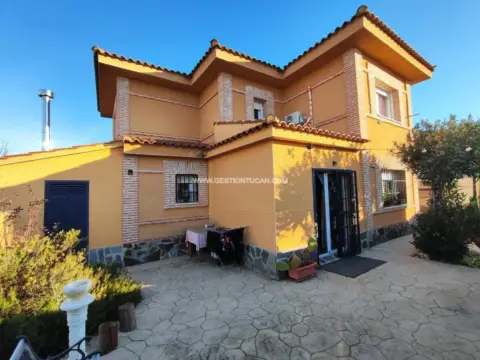 Chalet en Urbanización Kiem