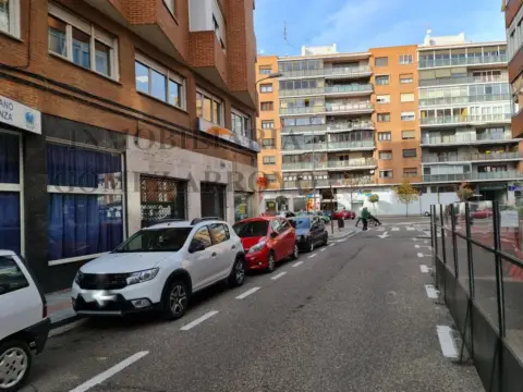 Local comercial en calle del Pintor Oliva, 2