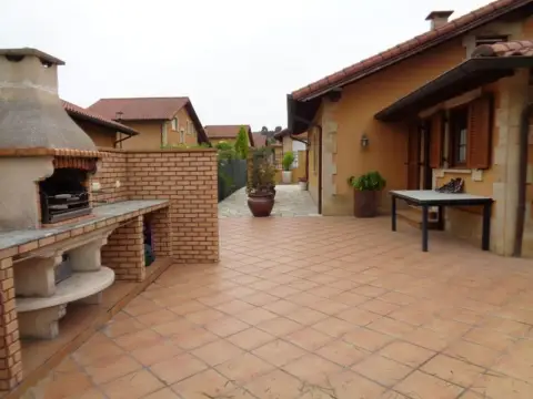 Chalet en Urbanización San Roque