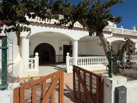 Casa adosada en calle de la Chimenea, 5