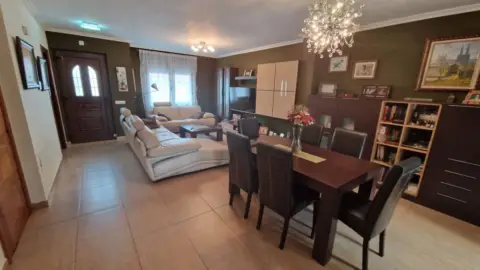 Casa adosada en calle del Barrio