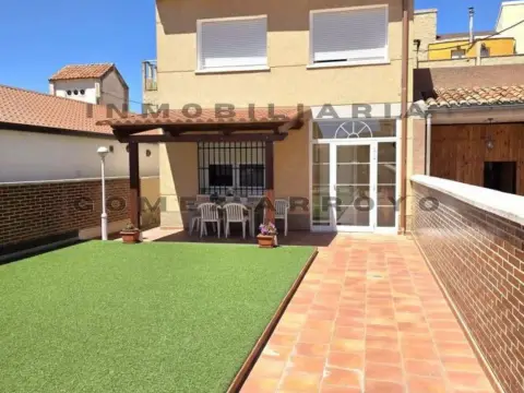 Casa adosada en calle Chalet, nº 14