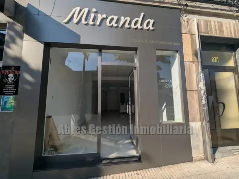 Local comercial en calle Darío Regoyos, 25