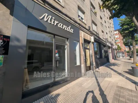 Local comercial en calle Darío Regoyos, 25