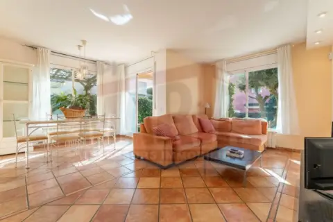 Chalet pareado en Urbanización - Vilafortuny