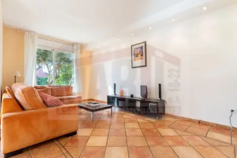Chalet pareado en Urbanización - Vilafortuny