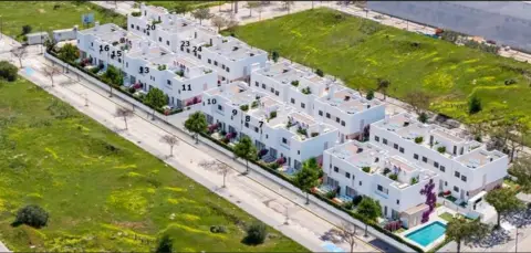 Casa adosada en calle Tailandia, 6