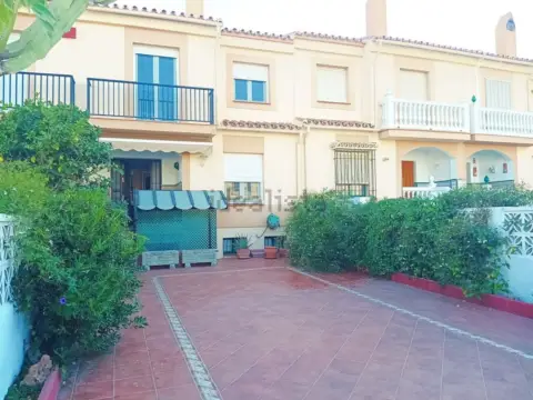 Casa adosada en Avenida de la Riviera, 1