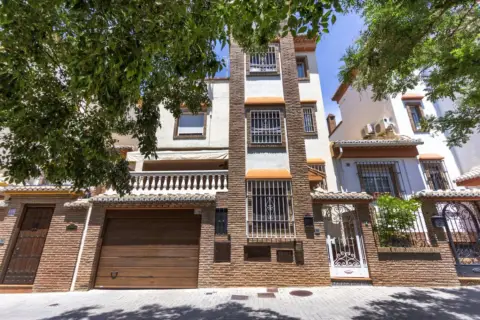 Casa adosada en Plaza de Clara Campoamor
