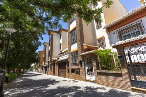 Casa adosada en Plaza de Clara Campoamor