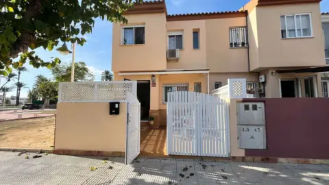Casa adosada en calle Mareas, 1