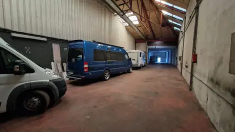 Nave industrial en calle de la Industria