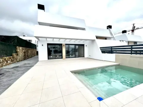 Chalet pareado en Avenida Santa Clara