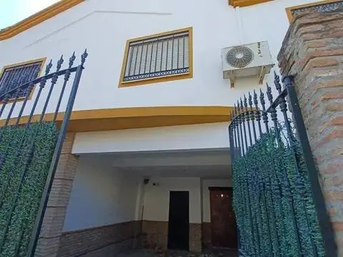 Casa adosada en calle Constantino Ponce de la Fuente