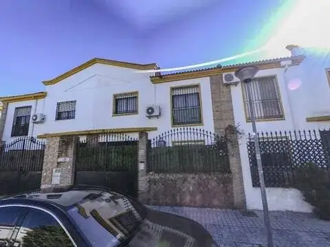 Casa adosada en calle Constantino Ponce de la Fuente