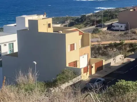 Terreno en calle Hermógenes Afonso Cruz