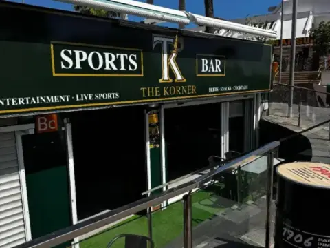 Local comercial en calle Avenida V Centenario, 5