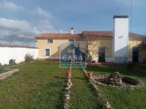 Casa rústica en Oliva de Mérida