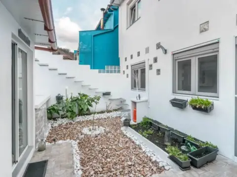 Chalet en calle Mieres - Barrio Vinuela, 12