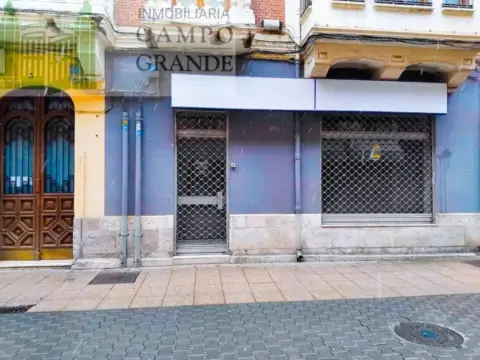 Local comercial en calle de Valentín Calderón