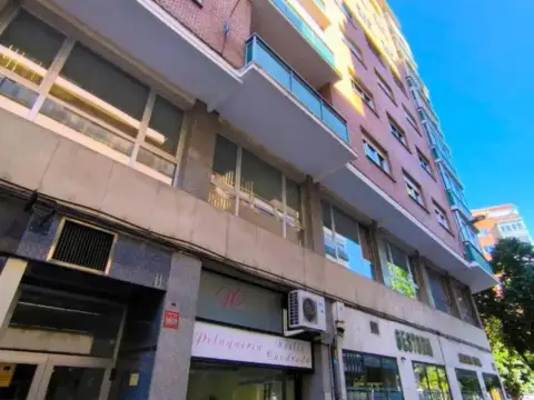 Local comercial en calle de Estrada