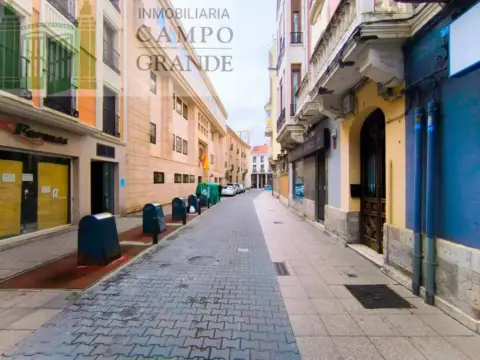 Local comercial en calle de Valentín Calderón