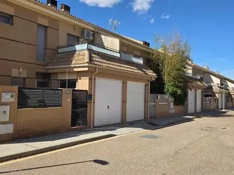 Casa adosada en Roales