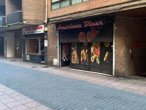 Local comercial en calle de Valentín Calderón