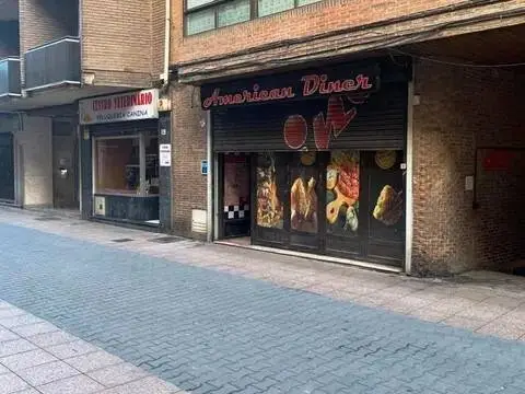 Local comercial en calle de Valentín Calderón
