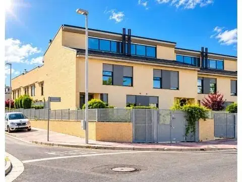 Casa adosada en calle de Ansó