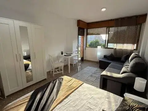 Habitación en calle de Rafael Alberti