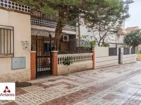 Casa adosada en Los Periodistas-Parque Almunia-Albayda
