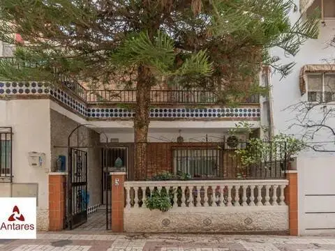 Casa adosada en Los Periodistas-Parque Almunia-Albayda