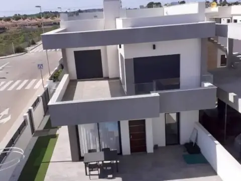 Chalet en Los Montesinos