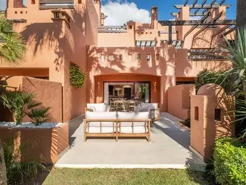 Casa adosada en Lomas de Marbella Club-Puente Romano